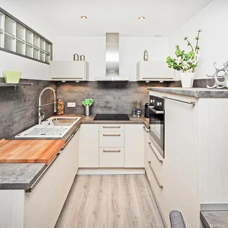 Lovely In With Kitchen Апартаменты *